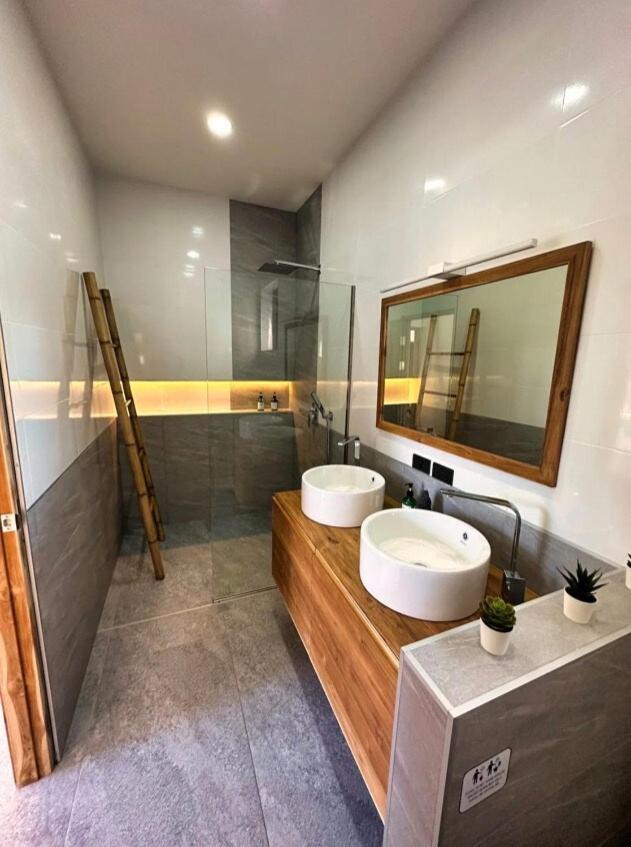 Charlotte - Seaview -4 Bedrooms Pousada